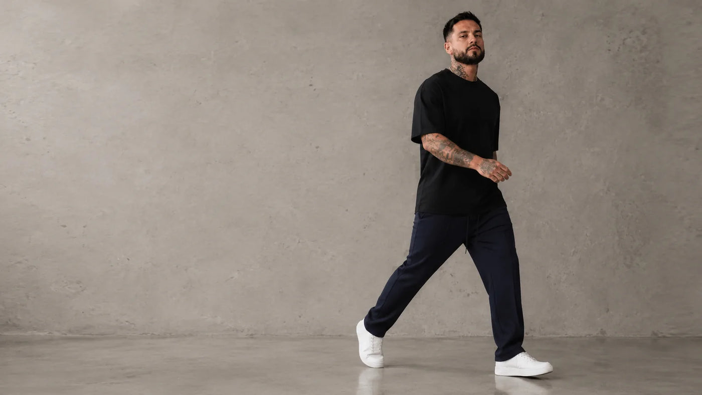 Jogger Dublin azul oscuro, en movimiento