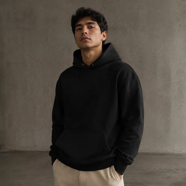 Hombre con hoodie negro