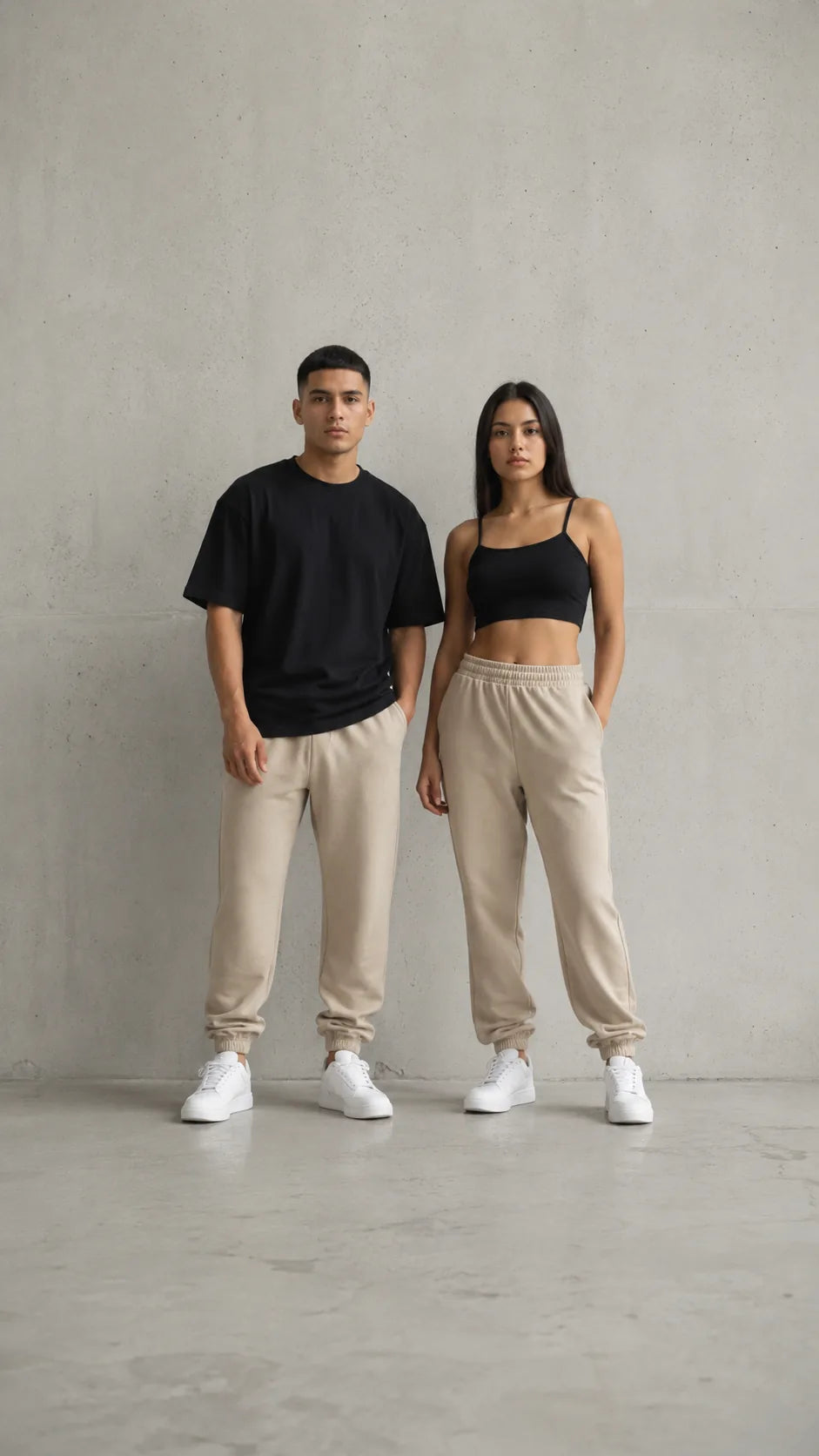 Mujer con jogger DISTRICT LAB en la calle