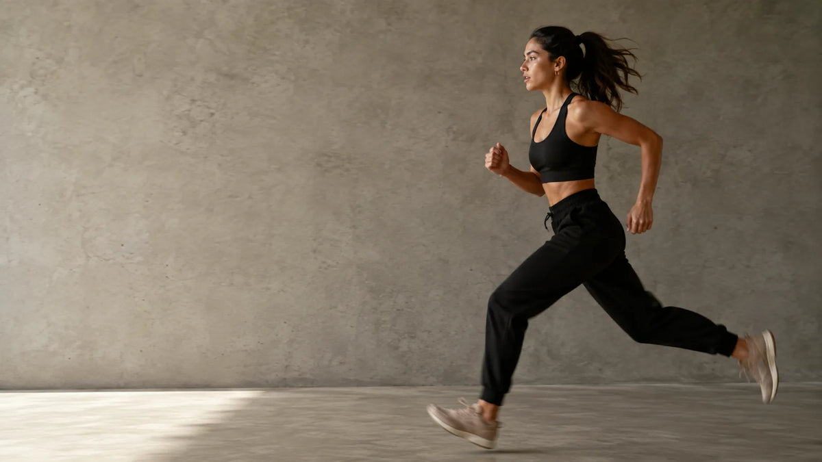 Mujer corriendo con ropa negra