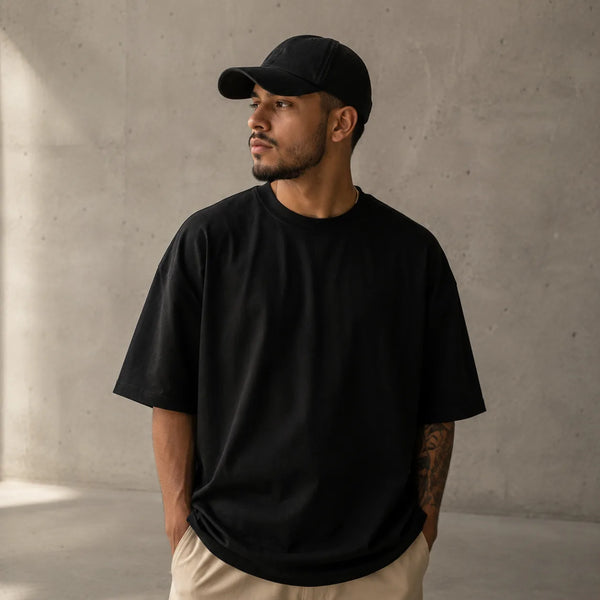 Hombre con camiseta negra en la calle