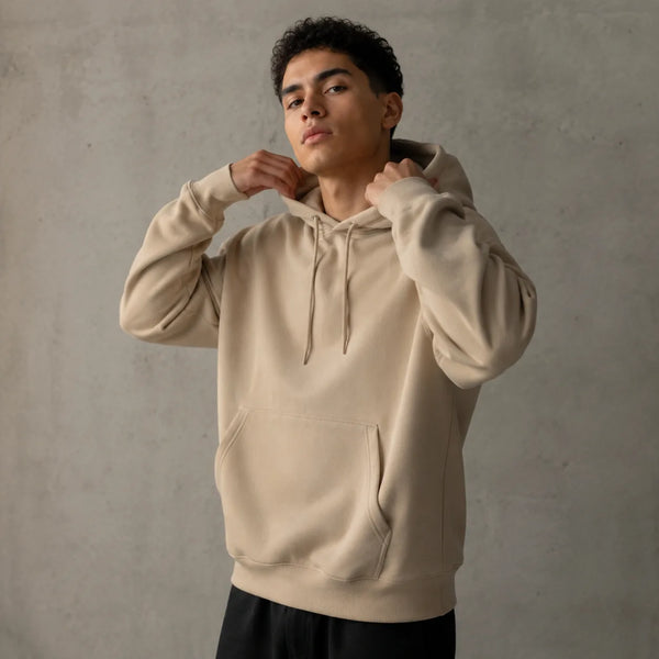 Hombre con hoodie color arena