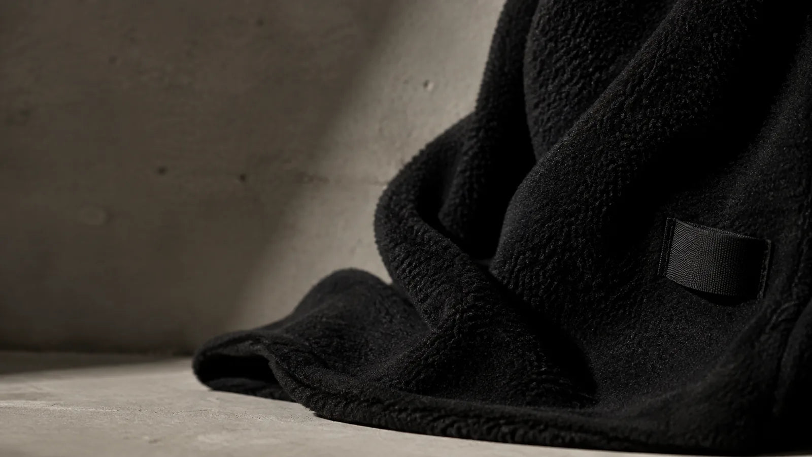 Detalle de tela negra con etiqueta