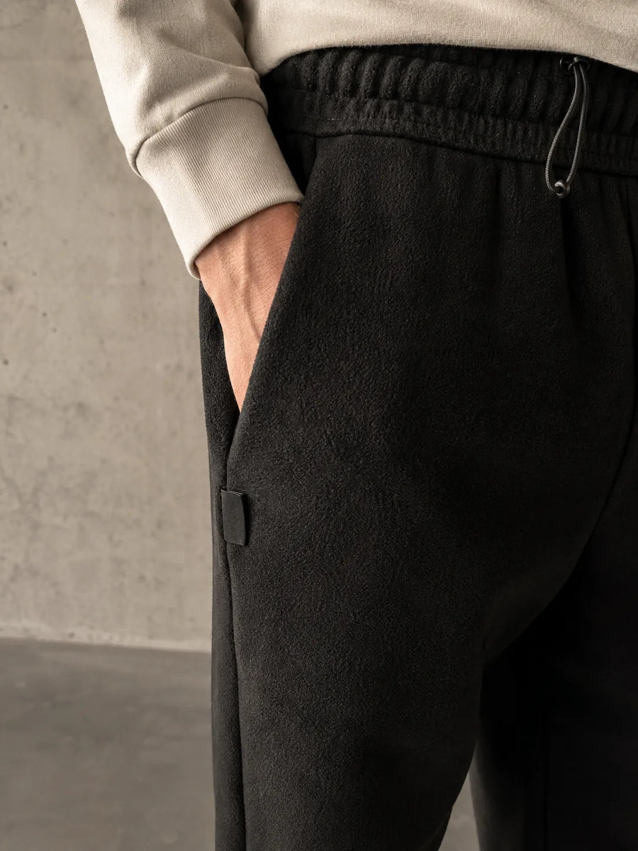 Detalle del bolsillo de un jogger negro